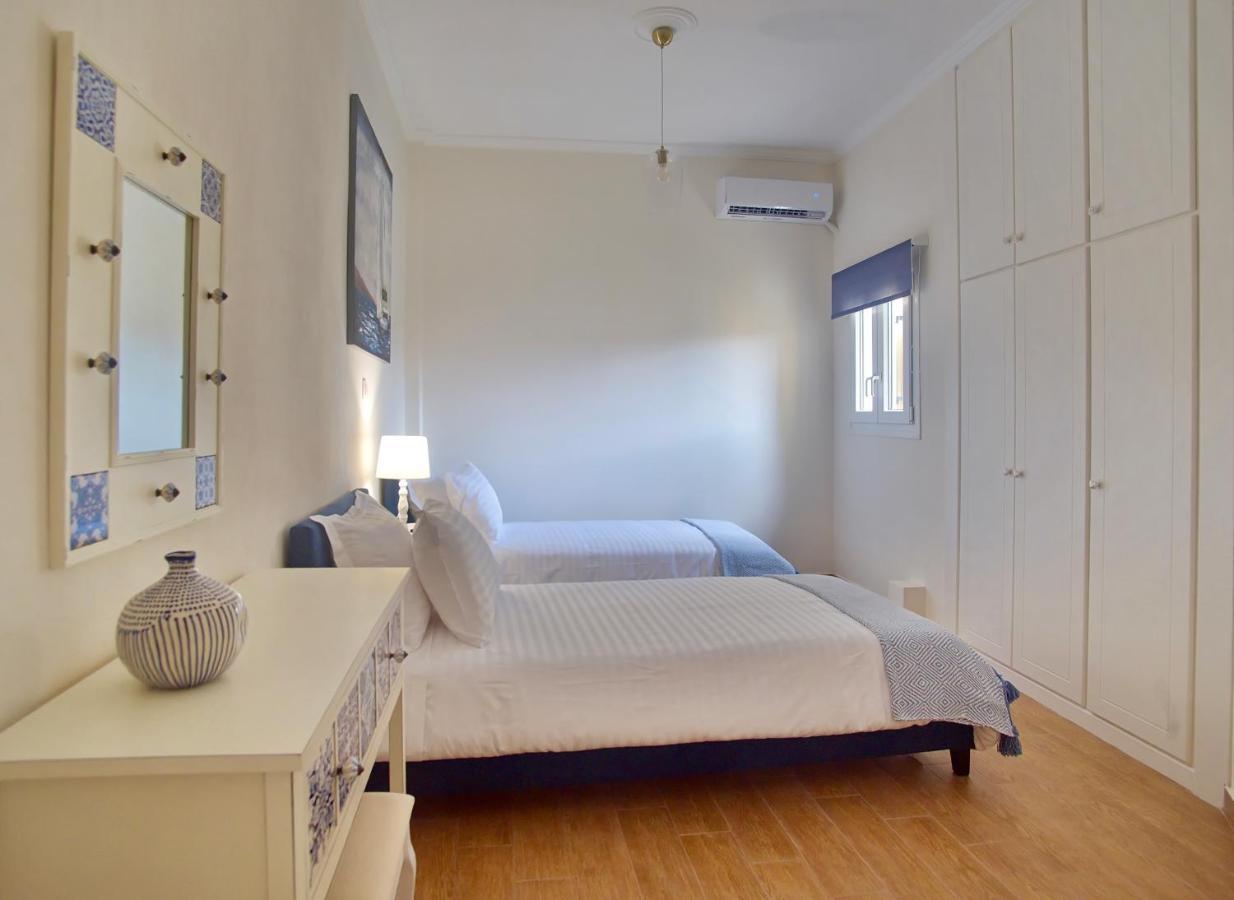 The Bluehouse - Spacious Top Floor Flat With Parking, By Mon Repos Beach Corfu  外观 照片