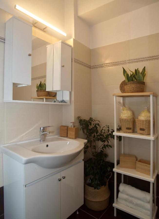 The Bluehouse - Spacious Top Floor Flat With Parking, By Mon Repos Beach Corfu  外观 照片