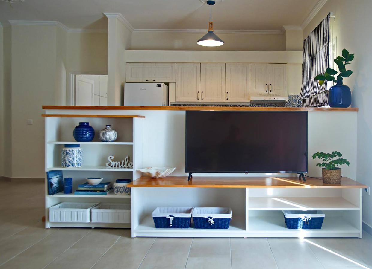 The Bluehouse - Spacious Top Floor Flat With Parking, By Mon Repos Beach Corfu  外观 照片