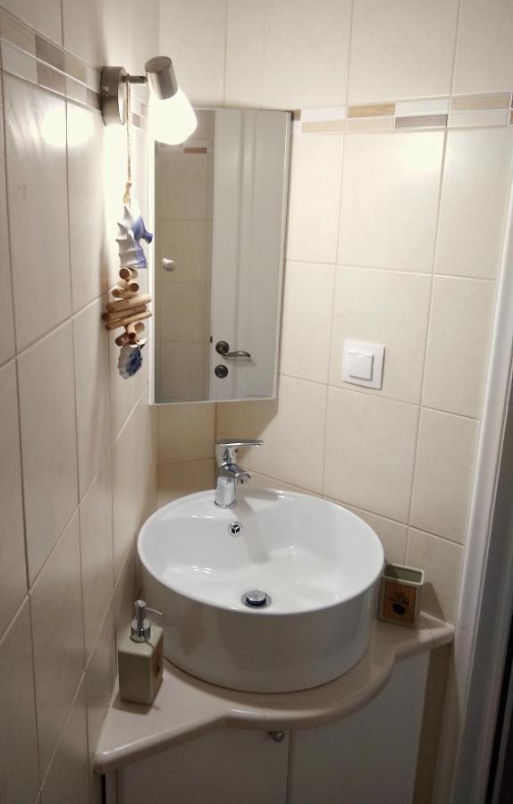 The Bluehouse - Spacious Top Floor Flat With Parking, By Mon Repos Beach Corfu  外观 照片