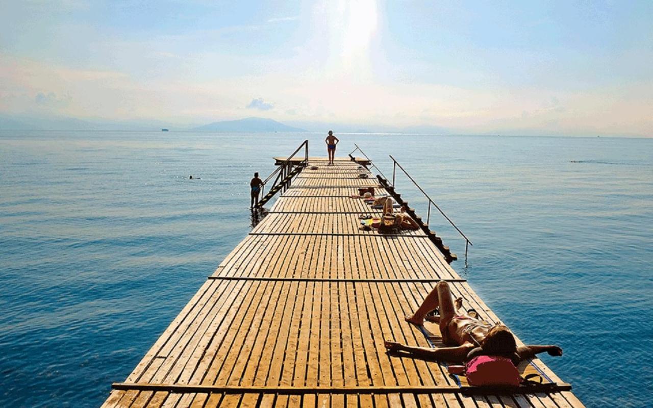 The Bluehouse - Spacious Top Floor Flat With Parking, By Mon Repos Beach Corfu  外观 照片