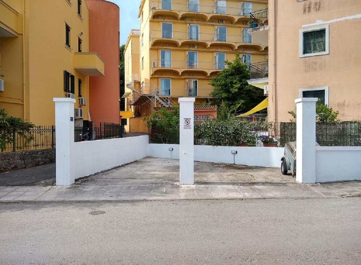 The Bluehouse - Spacious Top Floor Flat With Parking, By Mon Repos Beach Corfu  外观 照片